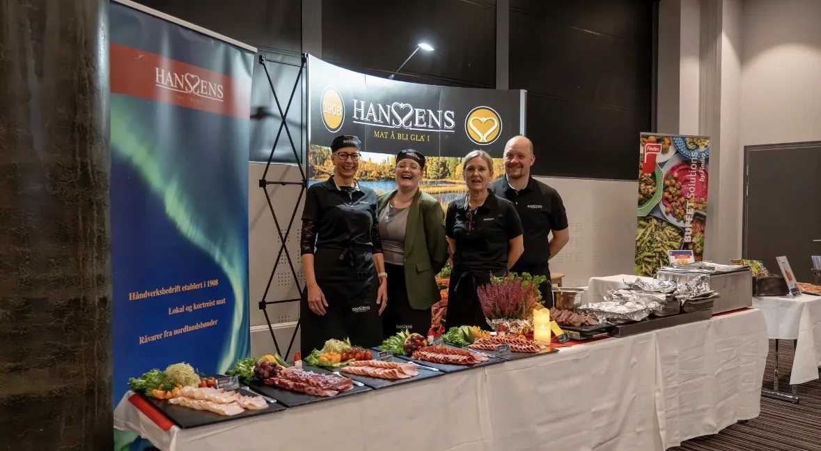 Hanssens-teamet ved en buffet med lokale matvarer